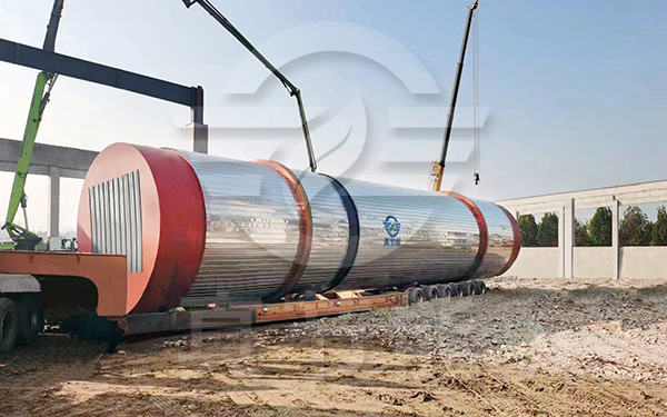 發(fā)酵飼料烘干機吊裝現(xiàn)場 發(fā)酵飼料烘干機吊裝現(xiàn)場